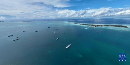 7月22日，中國海軍“和平方舟”號醫(yī)院船結(jié)束基里巴斯訪問，駛離塔拉瓦港。新華社發(fā)（桂江波 攝）