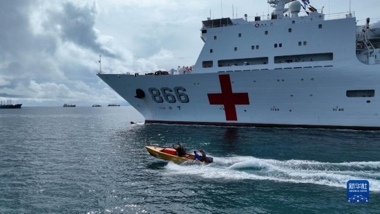 7月22日，中國海軍“和平方舟”號醫(yī)院船駛離塔拉瓦港途中，基里巴斯當(dāng)?shù)孛癖婑{船揮手告別。新華社發(fā)（桂江波 攝）
