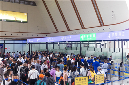 7月22日，乘坐中老鐵路國際旅客列車的旅客在磨憨邊檢大廳排隊(duì)候檢。衛(wèi)海林 攝