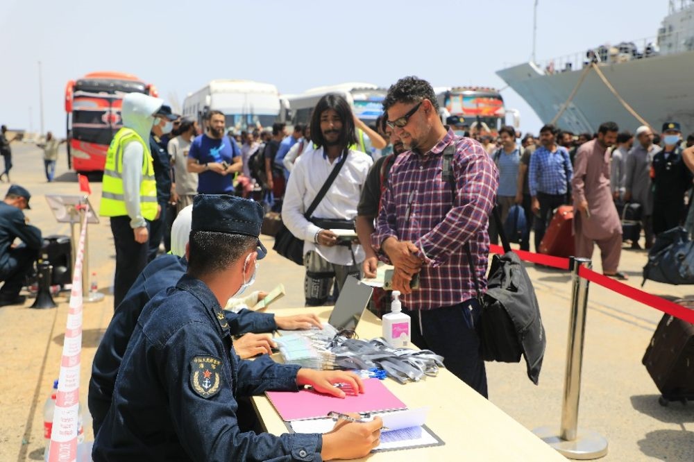 ↑2023年4月28日，從蘇丹撤離的外籍人員準(zhǔn)備登艦。新華社發(fā)（李怡諾攝）