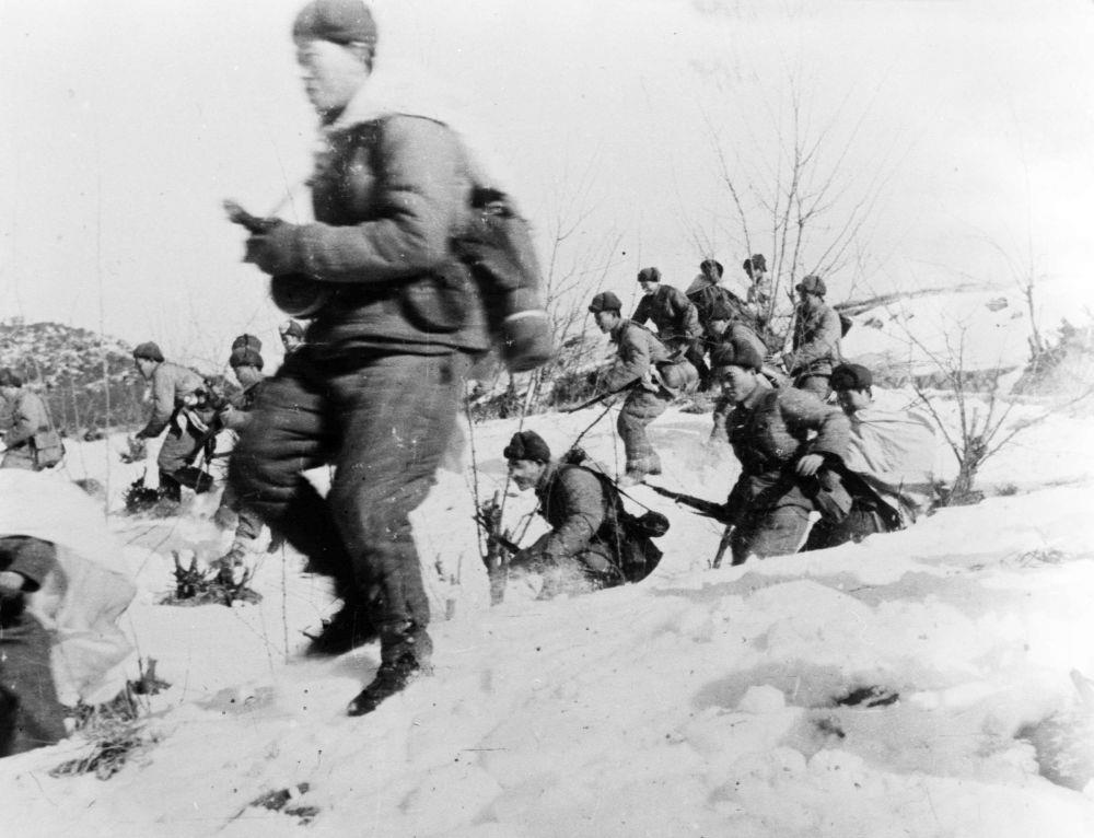 △中國人民志愿軍戰(zhàn)士向美軍進(jìn)攻的情形（1951年攝）。