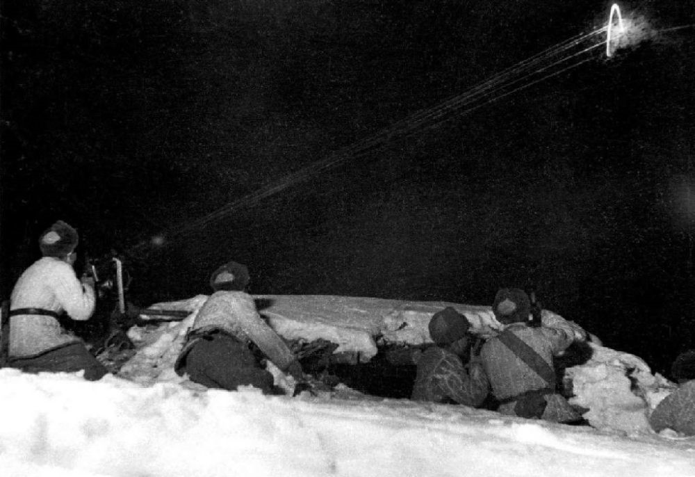  ↑1950年12月，在朝鮮長(zhǎng)津湖，中國(guó)人民志愿軍第27軍連隊(duì)機(jī)槍手向美軍陣地射擊。新華社發(fā)（張崇岫 攝）