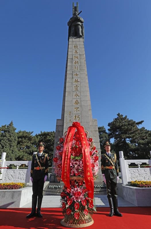 △2020年10月23日紀(jì)念中國人民志愿軍抗美援朝出國作戰(zhàn)70周年大會(huì)召開前，以習(xí)近平總書記名義敬獻(xiàn)花籃儀式在遼寧沈陽抗美援朝烈士陵園、丹東抗美援朝紀(jì)念塔等地隆重舉行。圖為在遼寧沈陽抗美援朝烈士陵園舉行的敬獻(xiàn)花籃儀式。