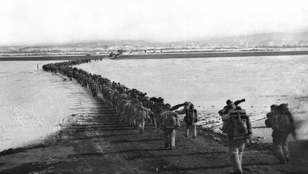 ↑1950年10月19日，中國(guó)人民志愿軍雄赳赳、氣昂昂跨過(guò)鴨綠江，和朝鮮人民一道共同抗擊侵略者。新華社發(fā)（黎民 攝）