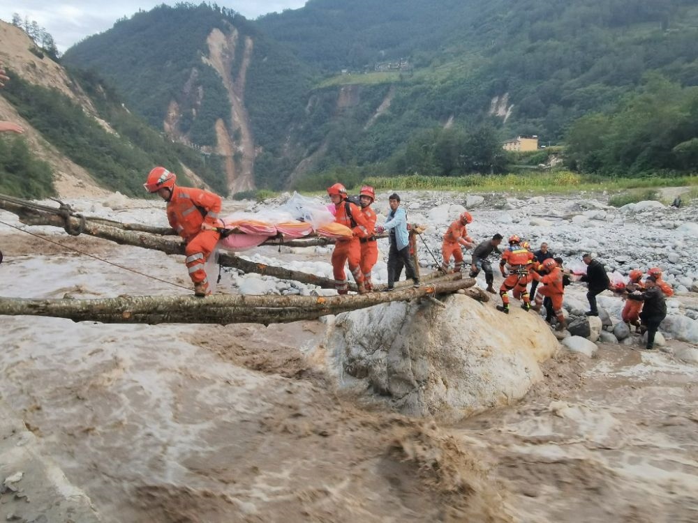 ↑2022年9月5日，武警四川總隊(duì)機(jī)動(dòng)第二支隊(duì)官兵在甘孜州瀘定縣磨西鎮(zhèn)磨子溝村搭建臨時(shí)木橋轉(zhuǎn)移被困群眾（手機(jī)照片）。新華社發(fā)（洪福樂(lè) 攝）