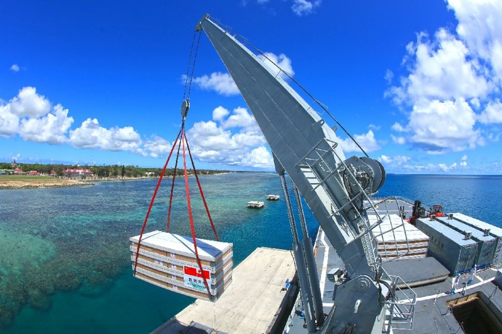 ↑赴湯加執(zhí)行運(yùn)送救災(zāi)物資任務(wù)的中國(guó)海軍艦艇編隊(duì)在努庫(kù)阿洛法港卸載移動(dòng)板房（2022年2月19日攝）。新華社發(fā)（薛成清 攝）