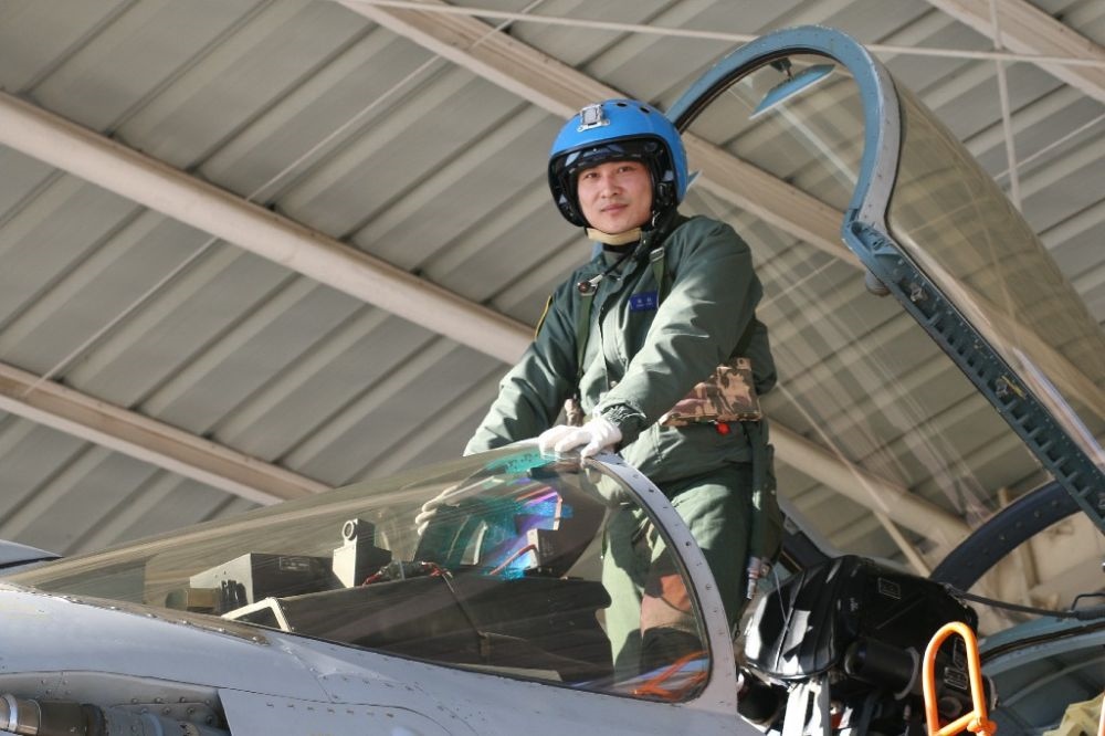 ↑海軍某艦載航空兵部隊(duì)原一級(jí)飛行員張超（2016年1月27日攝）。新華社發(fā)