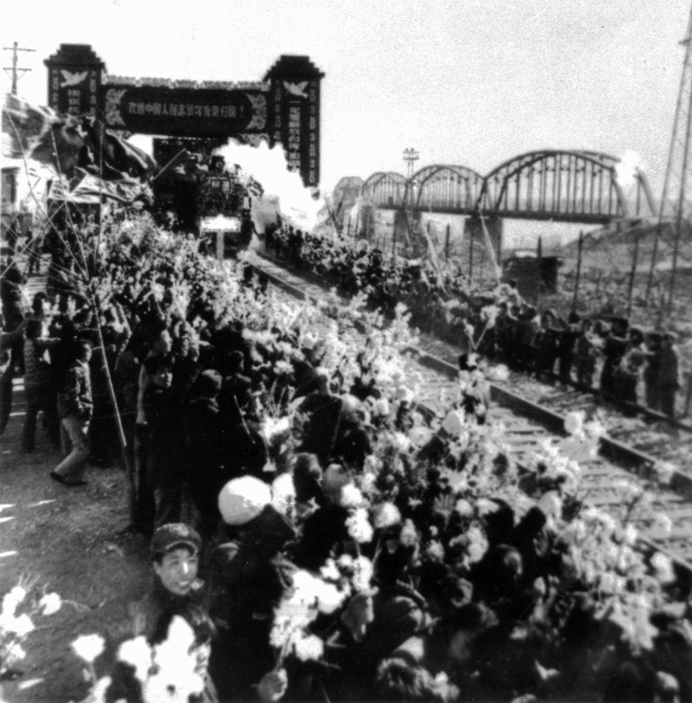 △1958年10月26日，列車駛過鴨綠江畔的凱旋門，中國人民志愿軍戰(zhàn)士回到祖國懷抱。