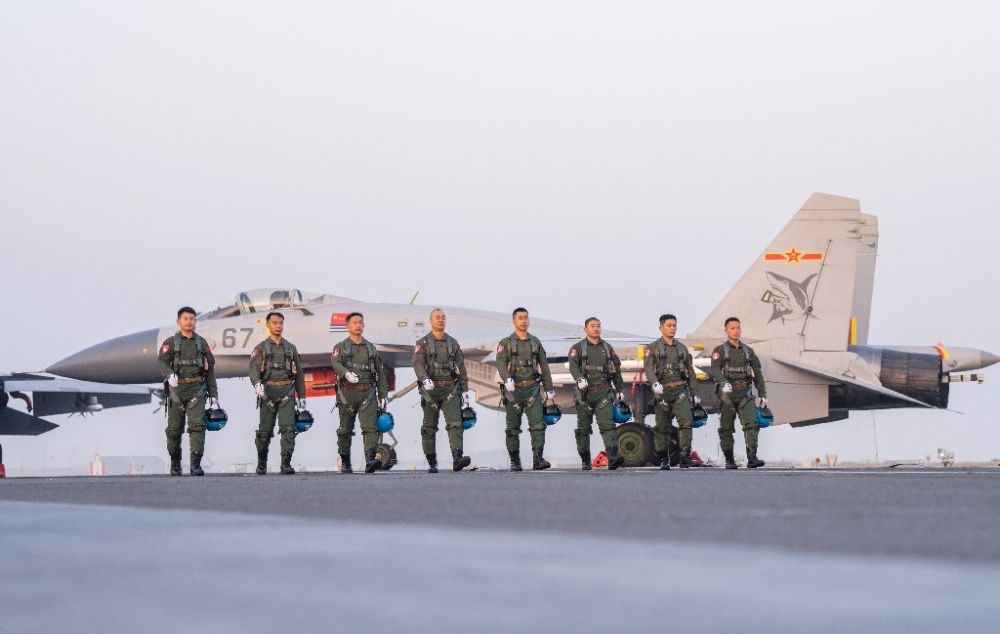 ↑海軍航空大學(xué)某基地艦載機(jī)飛行教官群體（2021年12月11日攝）。新華社發(fā)（萬(wàn)全 攝）
