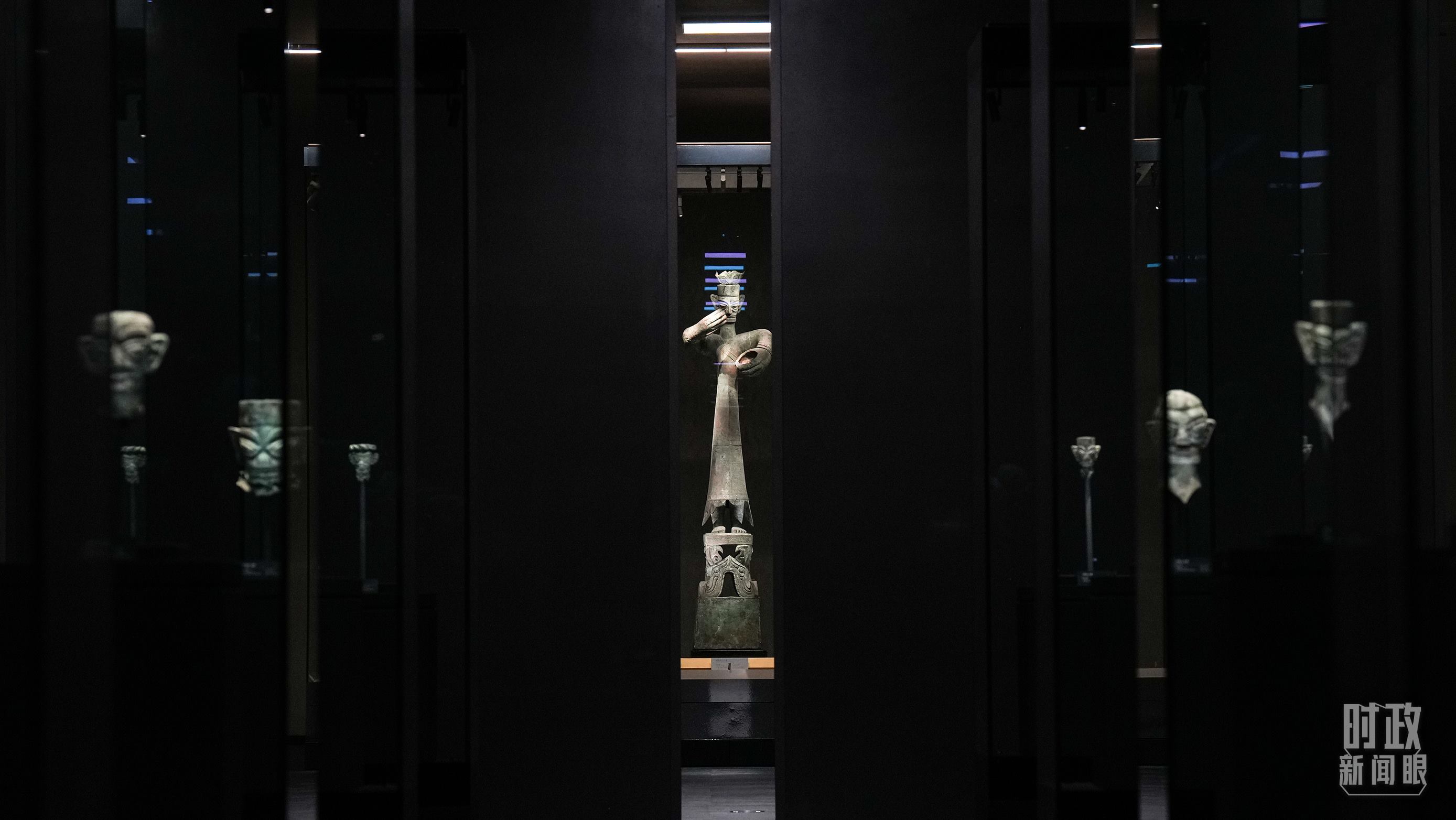 △三星堆出土的青銅大立人像。（總臺國廣記者李晉拍攝）