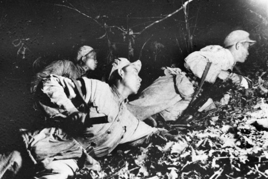 在1952年秋季的上甘嶺戰(zhàn)役中，堅守在坑道里的戰(zhàn)士準(zhǔn)備夜間出擊。新華社發(fā)（資料照片）