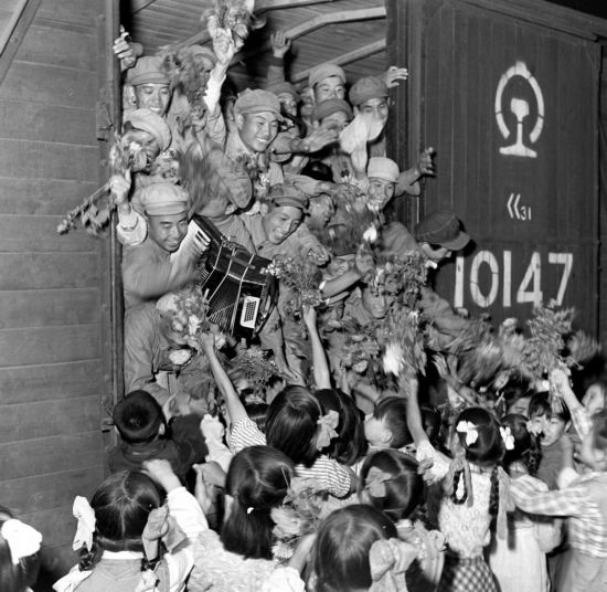 1954年，中國人民志愿軍歸國部隊抵達(dá)安東（今遼寧丹東），受到少先隊員的熱烈歡迎。新華社記者 王純德攝