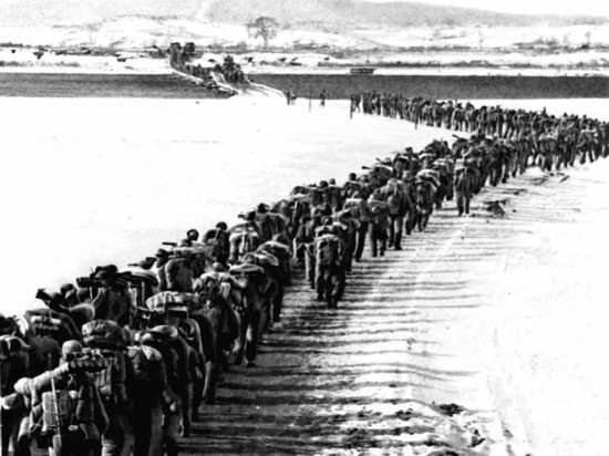 1950年，美帝國主義把侵略的戰(zhàn)火燒到了鴨綠江邊。為保家衛(wèi)國，中國人民的優(yōu)秀兒女組織起志愿軍，跨過鴨綠江，與朝鮮軍民一道英勇打擊美國侵略軍。新華社發(fā)（資料照片）