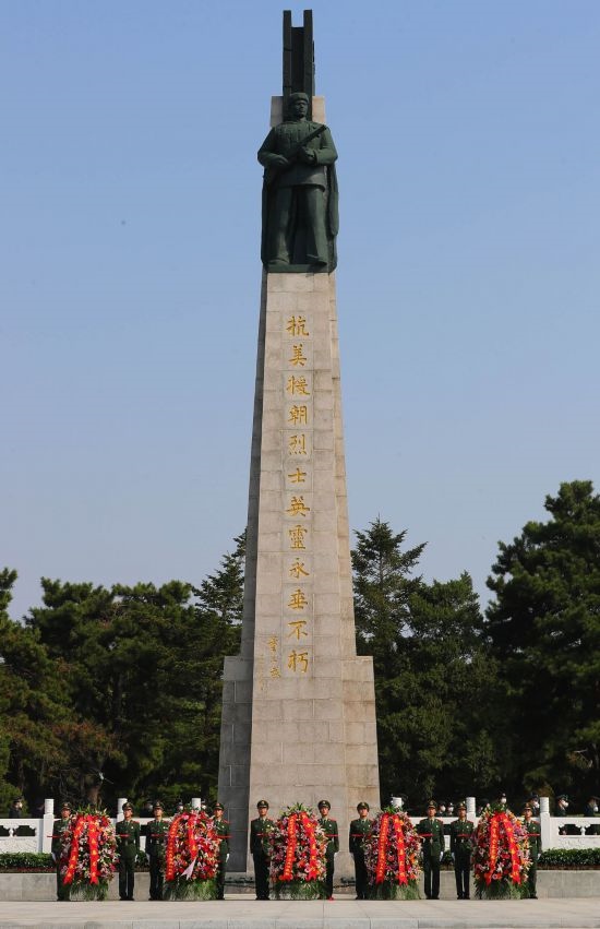 2022年9月30日，遼寧省暨沈陽市向烈士紀(jì)念碑敬獻(xiàn)花籃儀式在沈陽抗美援朝烈士陵園紀(jì)念碑廣場舉行。新華社記者 楊青 攝