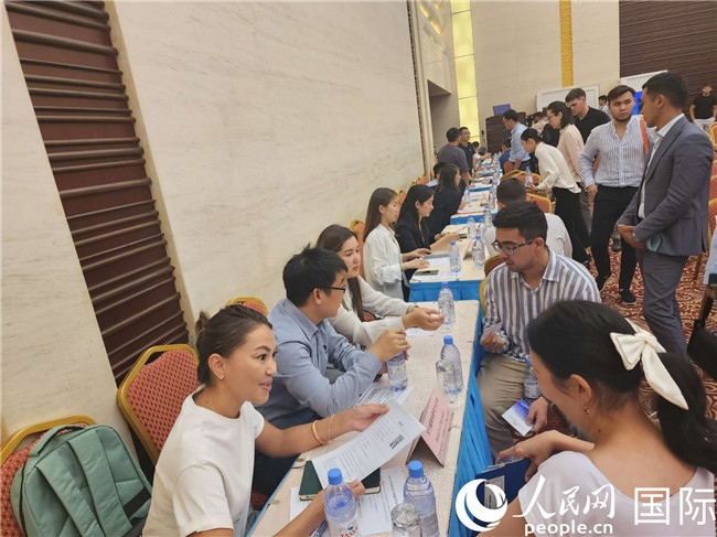 圖為中企代表與哈留華畢業(yè)生現(xiàn)場(chǎng)交流。人民網(wǎng)記者 李強(qiáng)攝