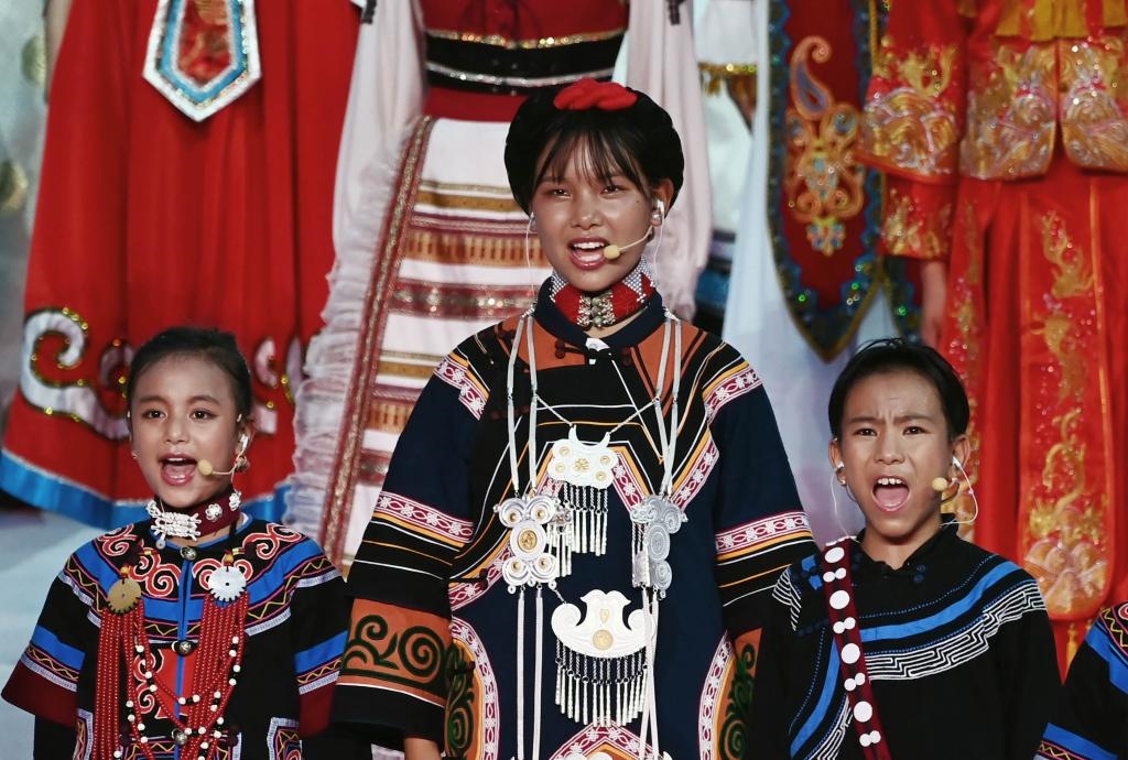 7月28日，吉好有果（中）在開(kāi)幕式上表演。新華社記者陳澤國(guó)攝