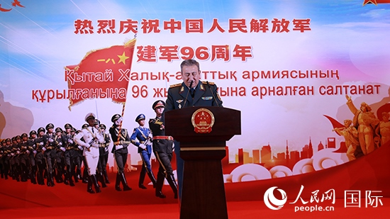 哈國(guó)防部副部長(zhǎng)卡馬列特季諾夫中將發(fā)表致辭。人民網(wǎng)記者 李強(qiáng)攝