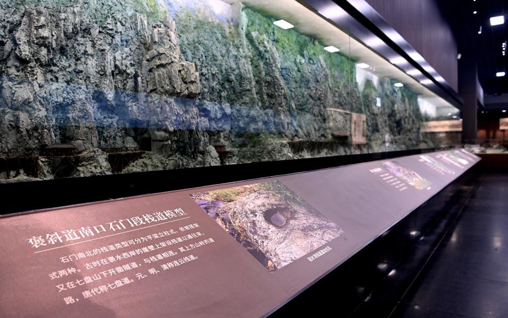 近日拍攝的陜西省漢中市博物館褒斜古棧道陳列室。新華社記者 劉瀟 攝
