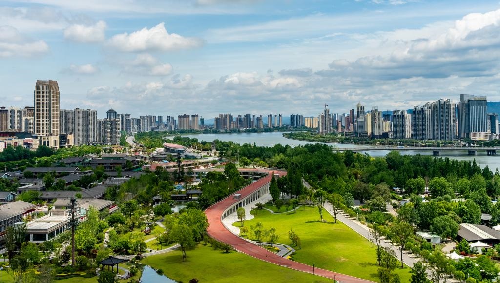 4月30日拍攝的天漢濕地公園景色。新華社發(fā)（李偉 攝）