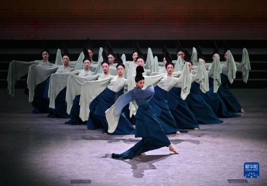 7月29日，演員在聯(lián)歡會現(xiàn)場表演《只此青綠》。新華社記者 蔡湘鑫 攝