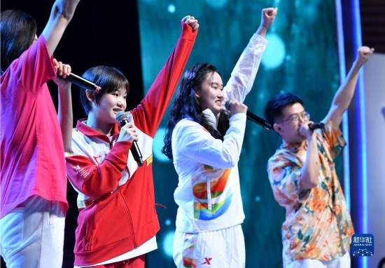7月29日，中國運(yùn)動員張家齊（左二）在聯(lián)歡會現(xiàn)場演唱。新華社記者 張端 攝