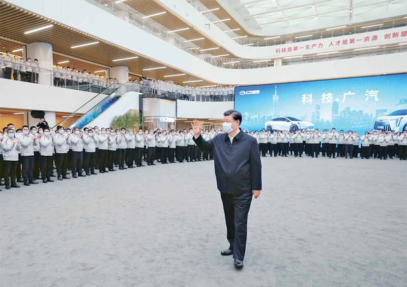 2023年4月10日至13日，中共中央總書記、國家主席、中央軍委主席習近平在廣東考察。這是12日下午，習近平在廣汽研究院向職工們揮手致意。 新華社記者 鞠鵬/攝
