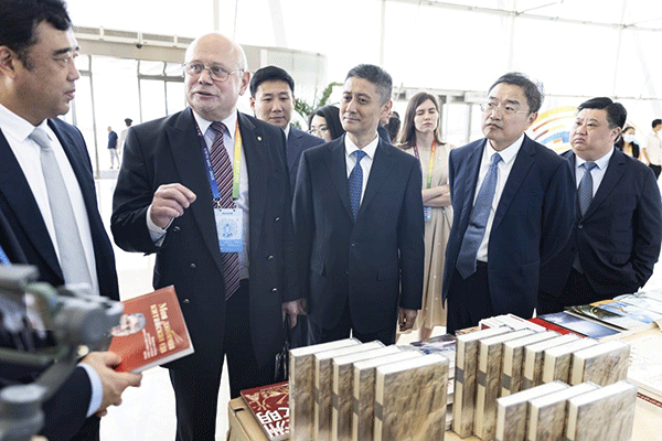 與會(huì)嘉賓參觀主題書(shū)展。人民畫(huà)報(bào)社供圖