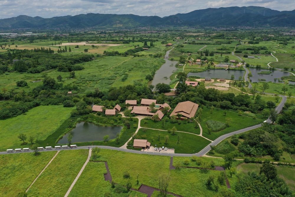 這是在浙江省杭州市余杭區(qū)拍攝的良渚古城遺址公園（2022年7月6日攝，無人機(jī)照片）。新華社記者 黃宗治 攝