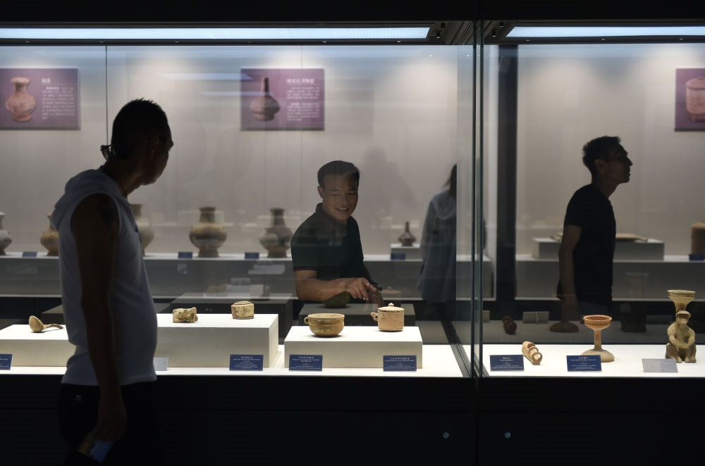 游人在廣西合浦縣漢代文化博物館內(nèi)參觀（2019年5月24日攝）。新華社記者 魯鵬 攝