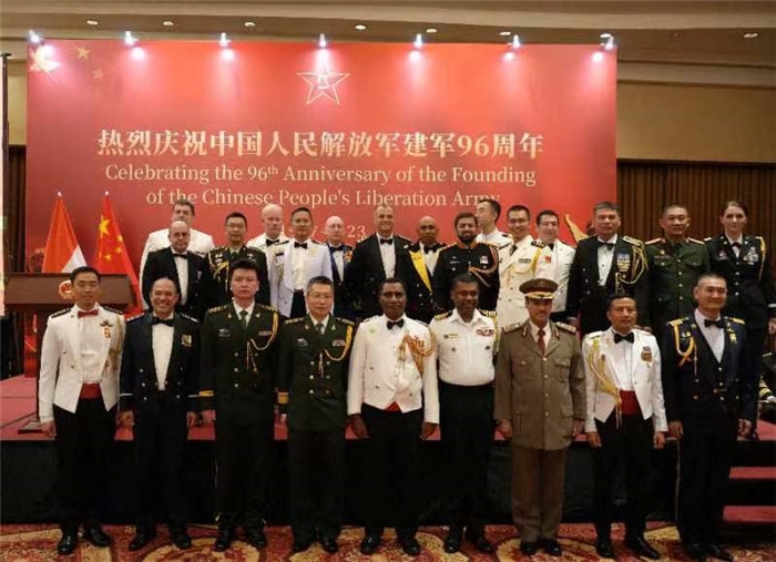 圖為徐勝武官與參加招待會的各國武官、武官處代表合影。中國駐印度尼西亞使館供圖