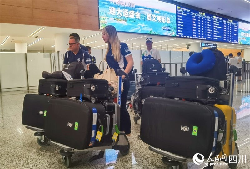圖為取完行李的巴西代表團(tuán)成員。人民網(wǎng)記者 王洪江攝