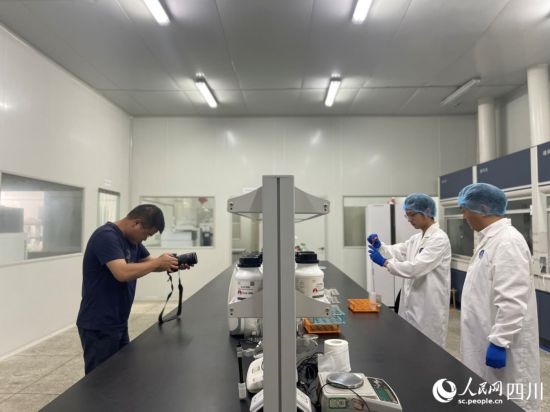 記者在位于成都市大邑縣的海光食品有限公司進行采訪。人民網記者 何旭攝