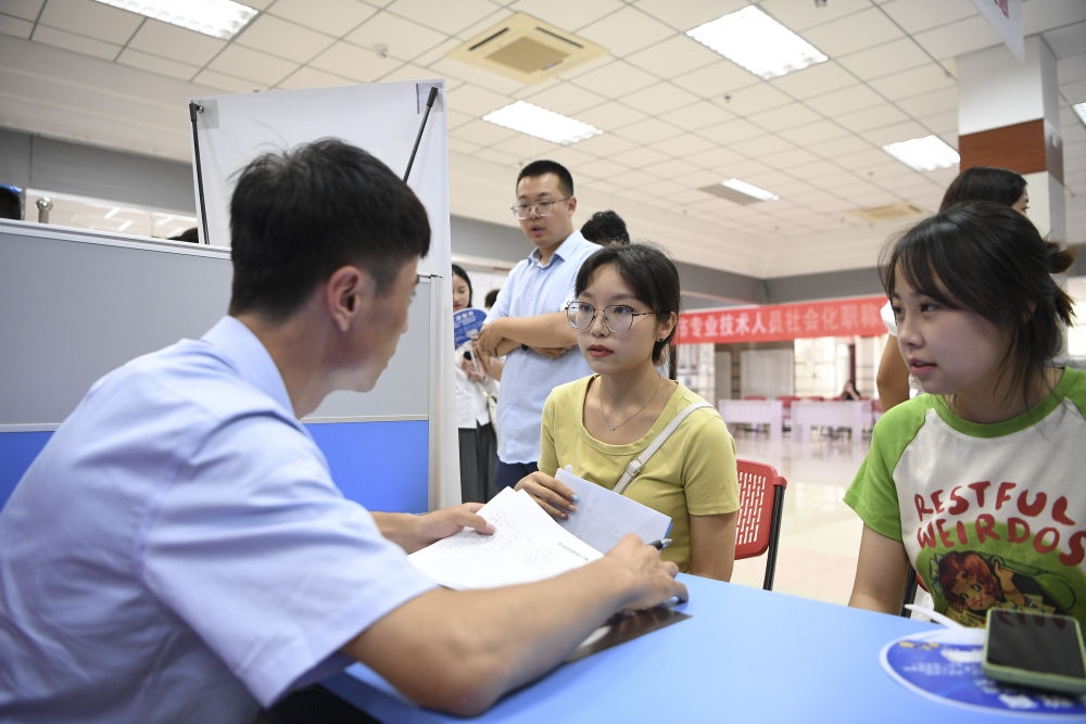 2023年7月29日，“揚(yáng)就業(yè)之帆，啟夢想之旅”2023年寧夏（銀川）離校未就業(yè)高校畢業(yè)生招聘會(huì)在寧夏（銀川）人力資源服務(wù)產(chǎn)業(yè)園舉行。求職者（右）在招聘會(huì)現(xiàn)場與用人單位交流。新華社記者 馮開華 攝