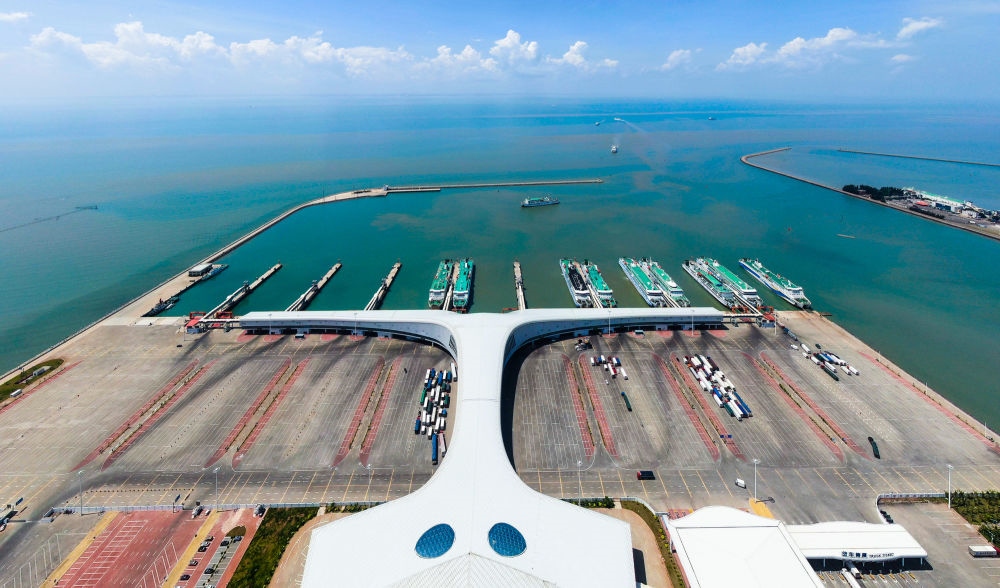 廣東省湛江市徐聞港風(fēng)光（2023年5月26日攝，無人機(jī)照片）。徐聞港是瓊州海峽北岸最主要的客貨運(yùn)輸港口，是連接粵港澳大灣區(qū)與海南自由貿(mào)易港的重要港口。新華社記者 鄧華 攝