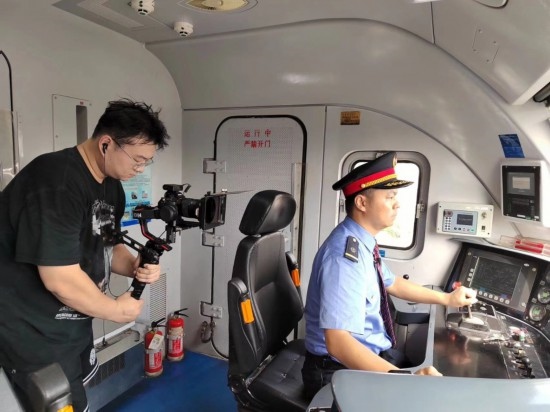 記者采訪中歐班列（成都）首發(fā)司機仲俊斕。成都機務段供圖