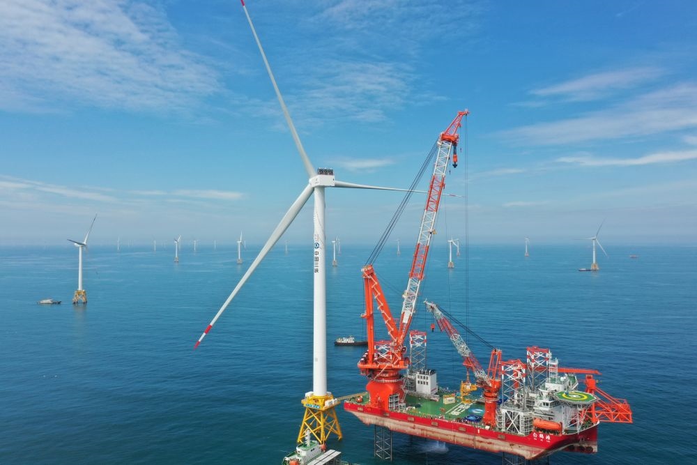 2023年6月28日拍攝的全球首臺(tái)16兆瓦海上風(fēng)電機(jī)組吊裝現(xiàn)場（無人機(jī)照片）。新華社記者 林善傳 攝