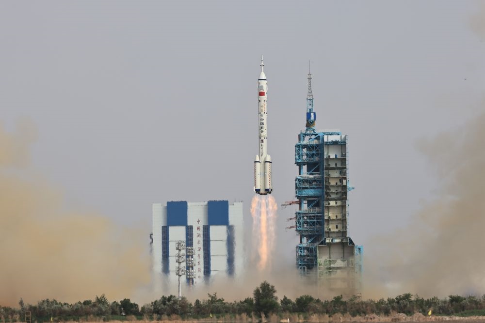 2023年5月30日，搭載神舟十六號(hào)載人飛船的長征二號(hào)F遙十六運(yùn)載火箭在酒泉衛(wèi)星發(fā)射中心點(diǎn)火發(fā)射。新華社記者 李剛 攝