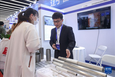 4月8日，參展商在2023中國中小企業(yè)發(fā)展大會“專精特新”中小企業(yè)展覽會上向觀眾介紹產品。新華社記者 龍雷 攝