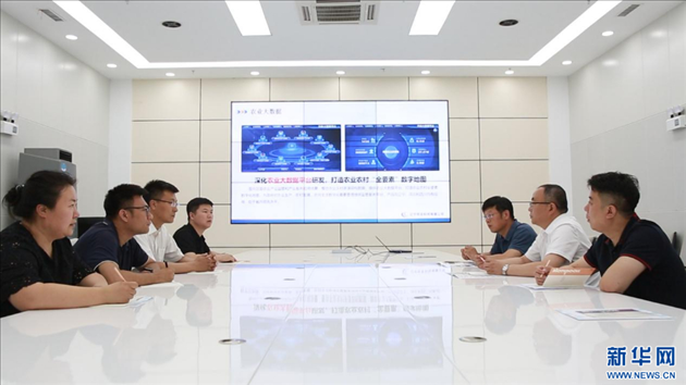 相關部門工作人員來到遼寧牧龍科技有限公司，了解企業(yè)訴求。新華網(wǎng)丁成玉攝