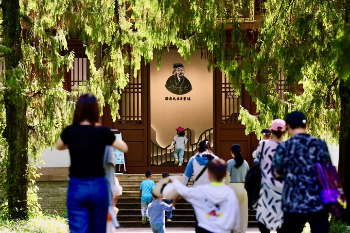 游客參觀位于福建武夷山朱熹園的武夷精舍（2022年6月6日攝）。新華社記者 姜克紅 攝