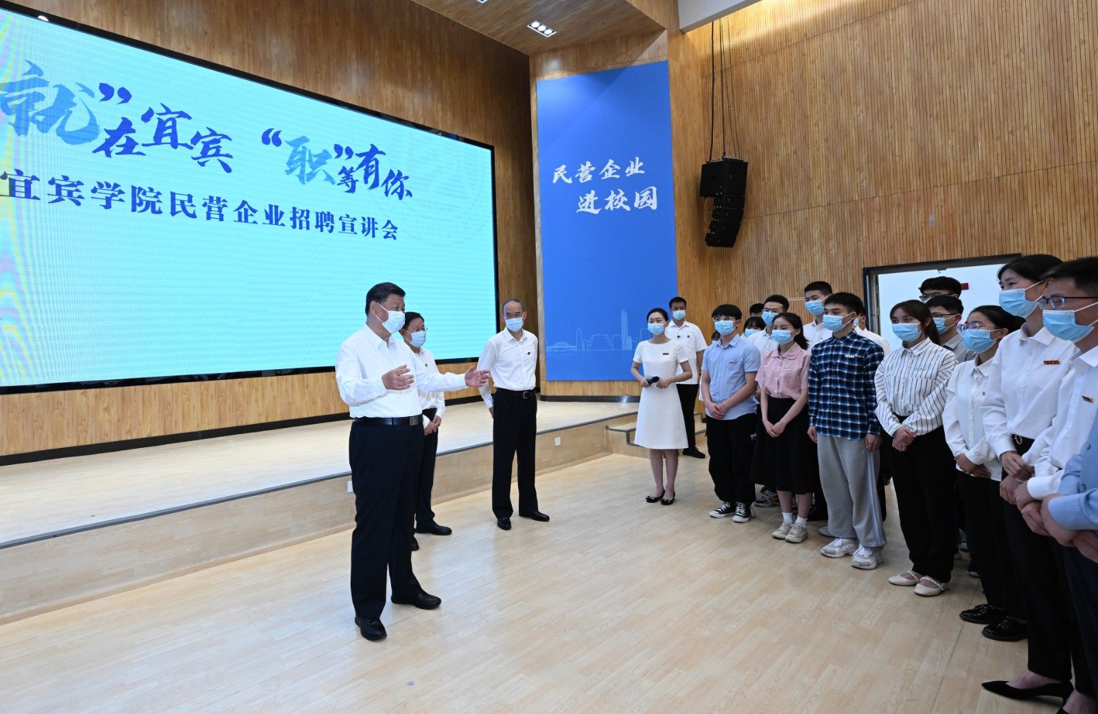 2022年6月8日，習(xí)近平總書記在四川考察。這是8日下午，總書記在宜賓學(xué)院考察時，向正在參加企業(yè)招聘宣講會的教師、學(xué)生、企業(yè)負(fù)責(zé)人了解企業(yè)招工需求和畢業(yè)生簽約率等情況。