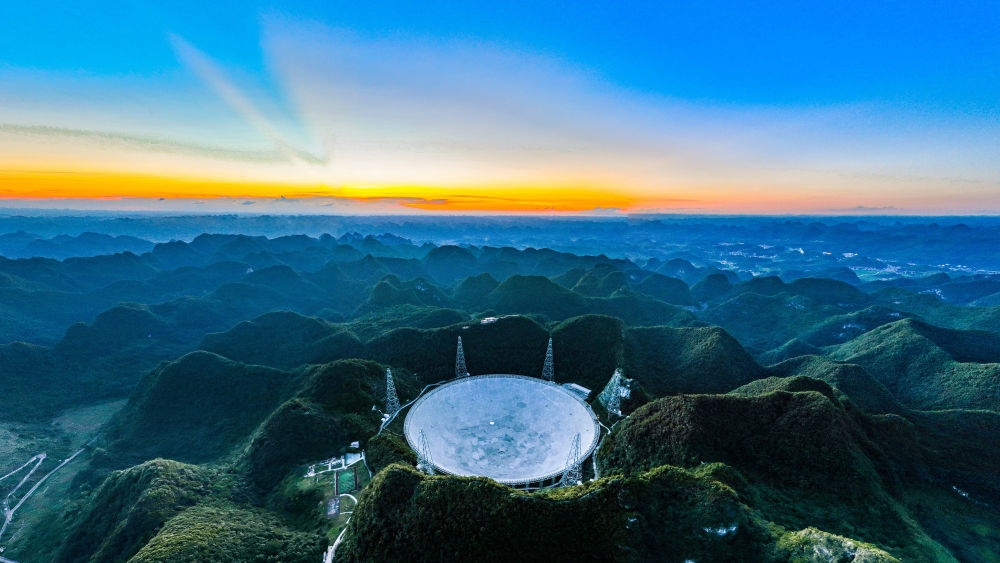 2022年7月21日，霞光中的“中國(guó)天眼”（維護(hù)保養(yǎng)期間拍攝）。新華社記者 歐東衢 攝