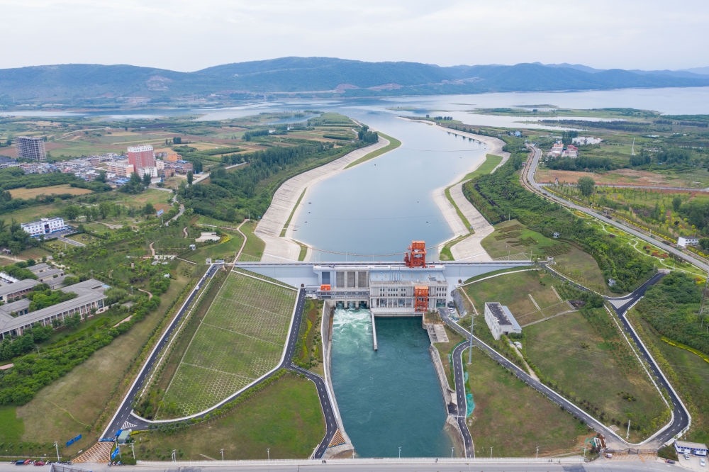 這是2021年5月20日在河南省南陽(yáng)市淅川縣拍攝的南水北調(diào)中線工程陶岔渠首（無(wú)人機(jī)照片）。新華社記者 才揚(yáng) 攝