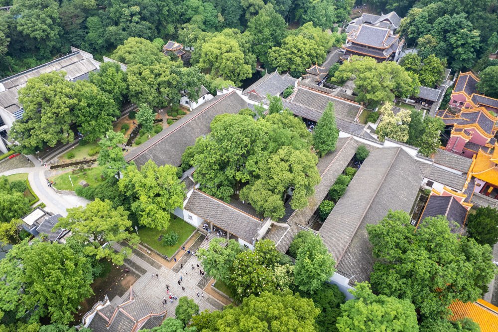 這是2023年6月8日在長(zhǎng)沙市岳麓區(qū)拍攝的岳麓書(shū)院（無(wú)人機(jī)照片）。新華社記者 陳思汗 攝