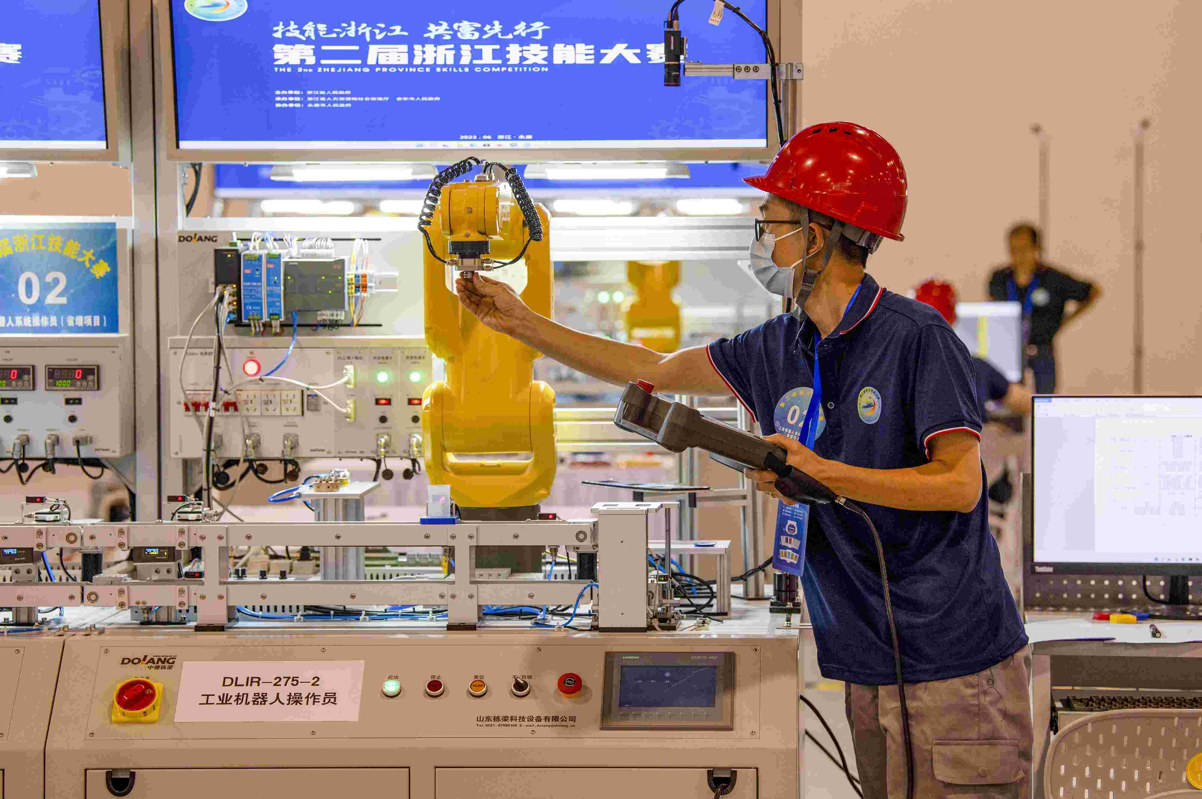 2023年6月19日，第二屆浙江技能大賽在永康市國際會展中心舉行。參賽選手在進行工業(yè)機器人系統(tǒng)操作員項目比賽。
