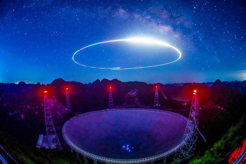 2022年7月24日拍攝的“中國(guó)天眼”夜景（維護(hù)保養(yǎng)期間拍攝，無(wú)人機(jī)光繪）。新華社記者 歐東衢 攝