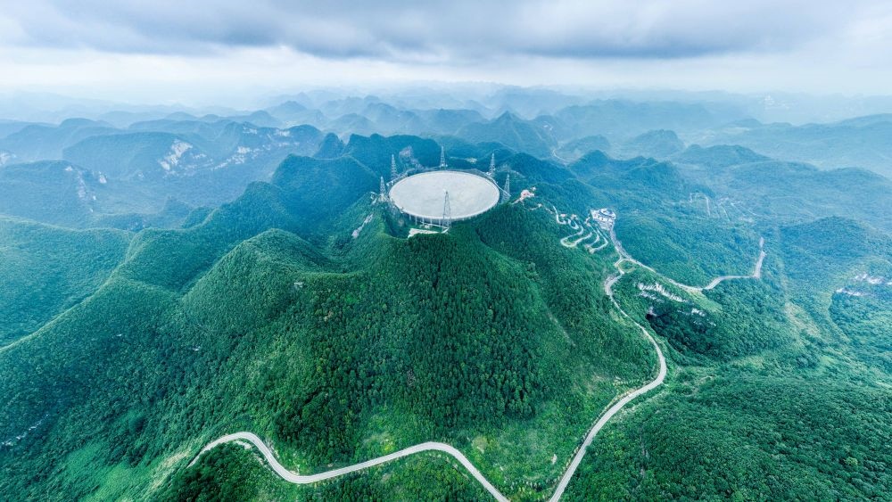 7月26日拍攝的“中國(guó)天眼”全景（維護(hù)保養(yǎng)期間拍攝）。新華社記者 歐東衢 攝