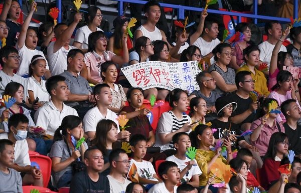 7月31日，觀眾在比賽中為中國隊吶喊助威。當(dāng)日，在成都舉行的第31屆世界大學(xué)生運動會排球女子預(yù)賽B組比賽中，中國隊以3:0戰(zhàn)勝阿根廷隊。新華社記者 陳澤國 攝
