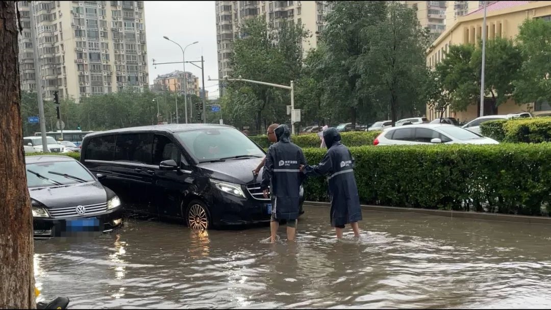 中國(guó)太保產(chǎn)險(xiǎn)北京分公司及時(shí)處理被淹車輛。受訪者供圖