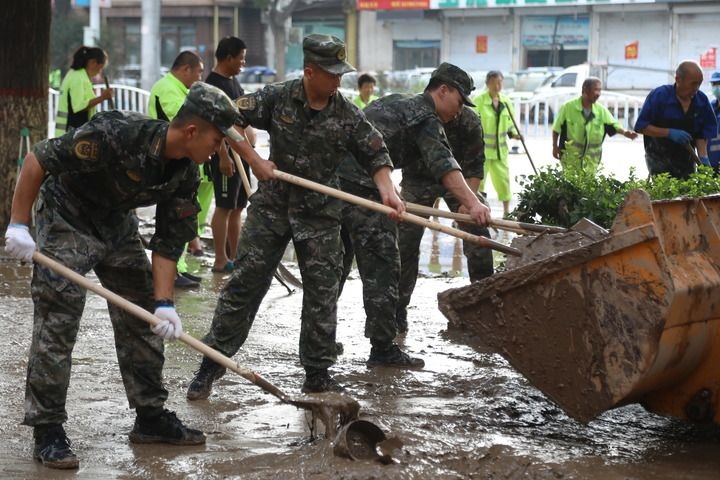 武警河北總隊保定支隊官兵在涿州市城西107國道沿線清理淤泥（8月5日攝）。新華社發(fā)（王紅強 攝）